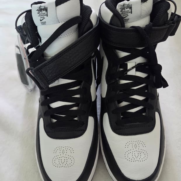 나이키 x 스투시 에어포스 1 '07 미드 SP 블랙 앤 라이트 본