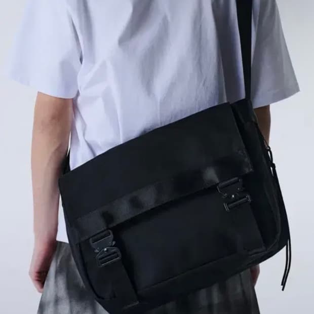 메종미네드 two buckle messenger bag