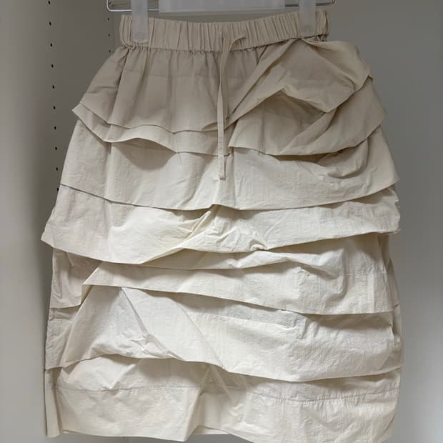 NOCONTENT 노컨텐츠 나일론 핀턱 미디 스커트 크림 아이보리