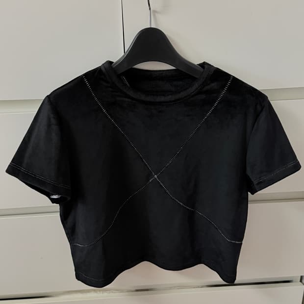 마뗑킴 벨벳소재 크롭 반팔