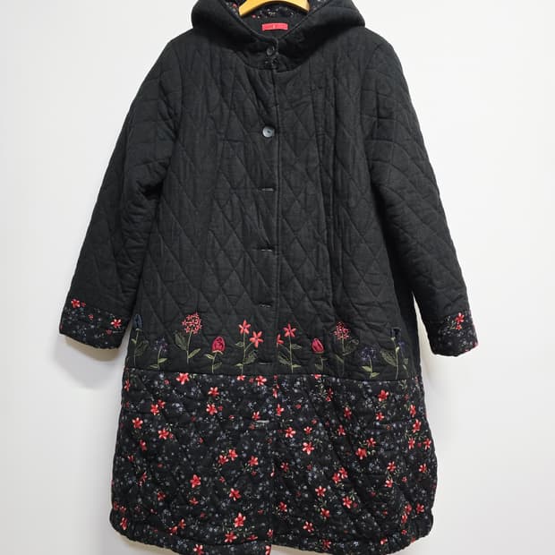 라비찌 퀼팅 후드 롱 코트 꽃무늬 블랙