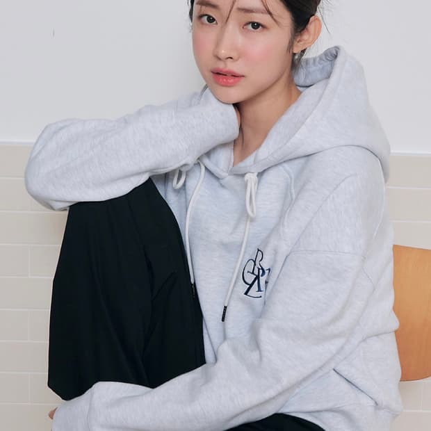 (차정원 착용)시티브리즈 기모 로고 자수 후드티