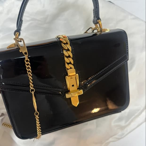 구찌 실비 1969 블랙 페이턴트 백 판매합니다.