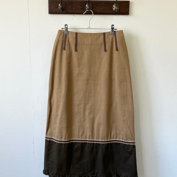 DO NOT STEP ON THE WINGS 2% 투톤 스커트