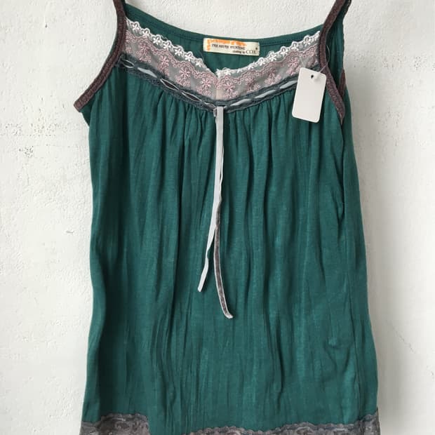 Lace trimming sleeveless