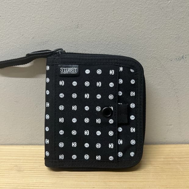 스투시 SS 모노그램 지퍼 반지갑