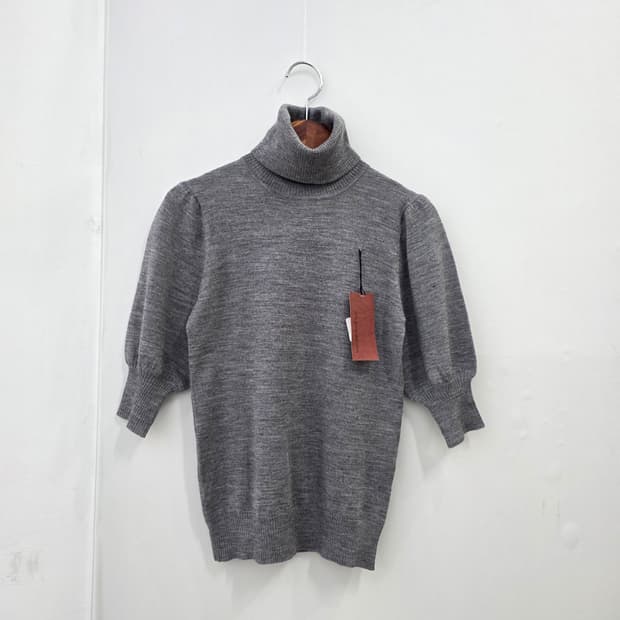 울혼방 그레이 터틀넥 퍼프 반팔 니트
