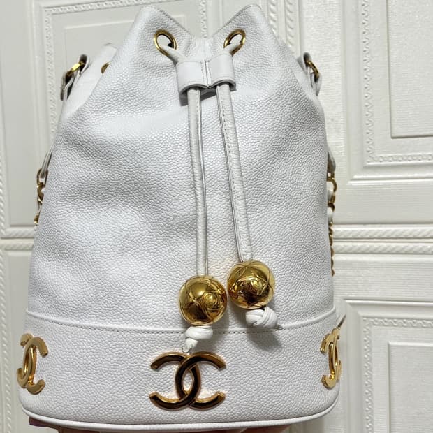 샤넬 정품 24k 골드볼 화이트 버킷백 금장