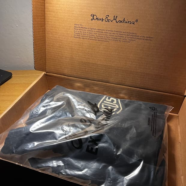 데우스 엑스 마키나 서울 컬리지 어드레스 롱슬리브 L