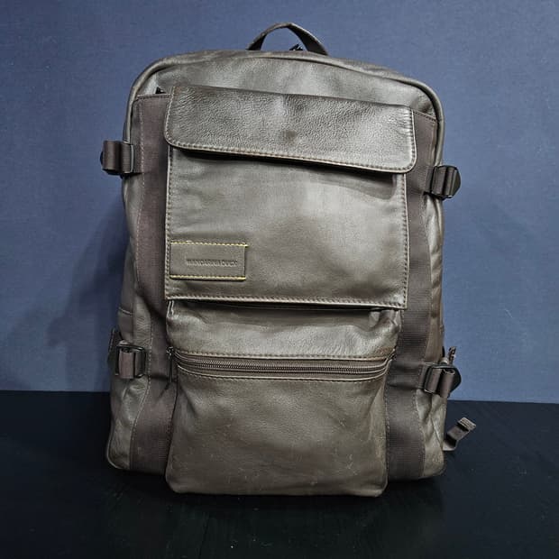 만다리나덕 브라운컬러 가죽 백팩 