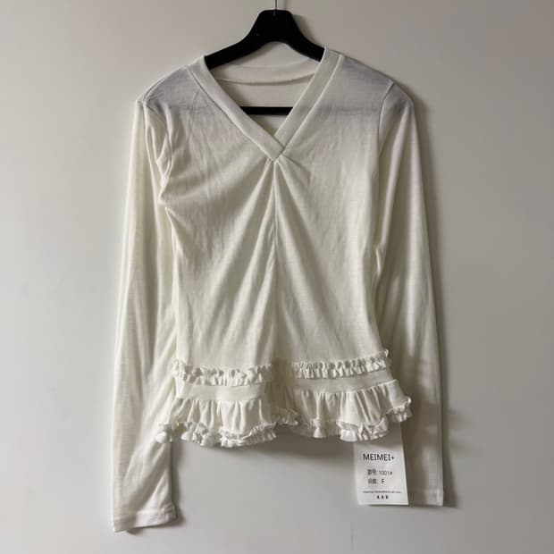 새상품 여자 밑단 프릴 브이넥 긴팔티