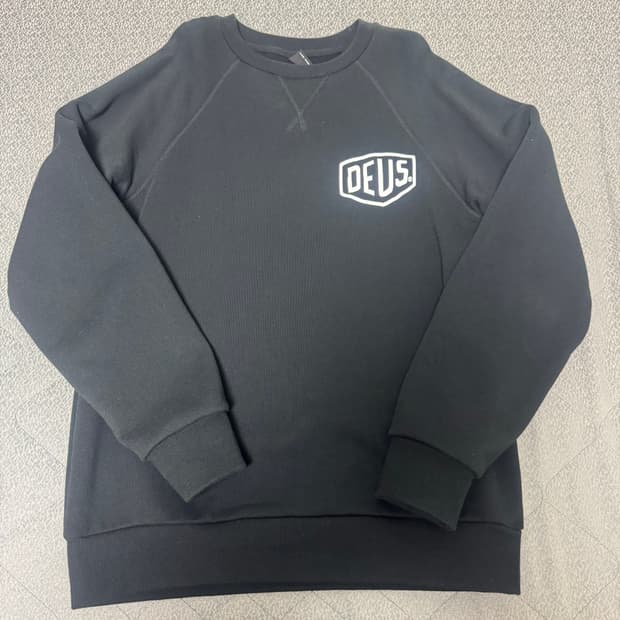 데우스 블랙 맨투맨 티셔츠