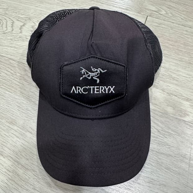 아크테릭스 블랙 메쉬캡 모자