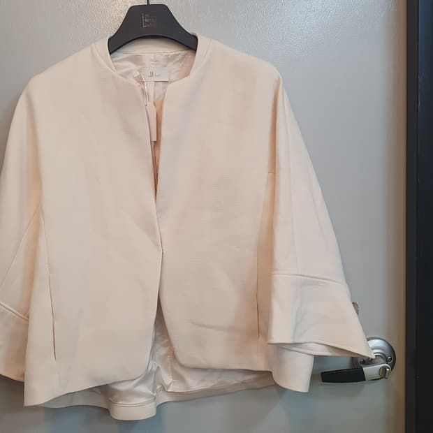 JJ지고트숏코트  88-90-160
세탁완료
너무이쁩니다
고급져요
착용감