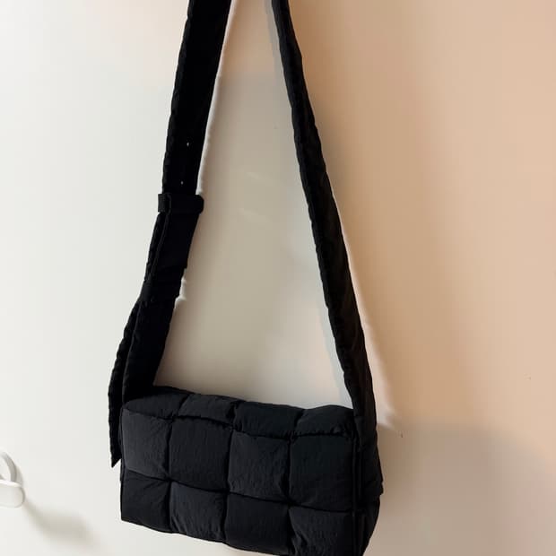 보테가 베네타 패딩 테크 카세트백 블랙