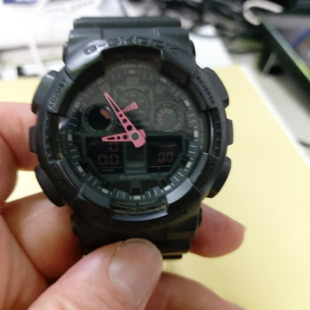 카시오 G-SHOCK GA-100 군용 블랙 시계입니다.