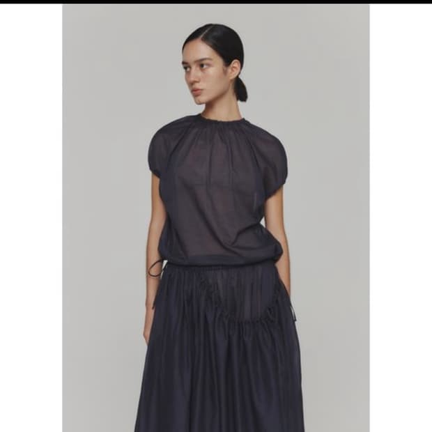아모멘토 SHEER VOLUME SHIRRING TOP 네이비