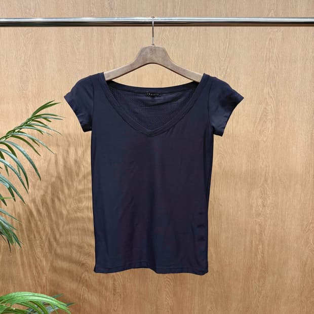 띠어리 브이넥 기능성 반팔 티셔츠 펀칭 메쉬 텍스처 블랙