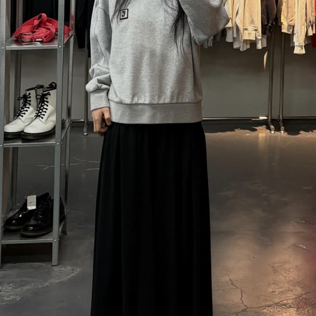 우영미 23FW 백로고 그레이 스웨트 셔츠 A3678