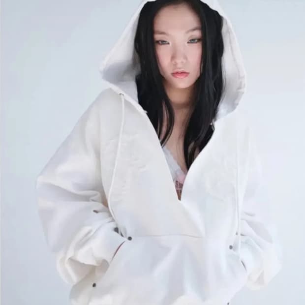 샵페어리 브이넥 자수 후드티 화이트 shop faerie