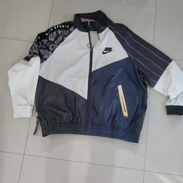 나이키 우븐 바람막이 판매합니다.