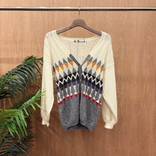 JPN 브이넥 긴팔 니트 가디건 기하학 패턴 버튼 디테일 아이보리 그레이
