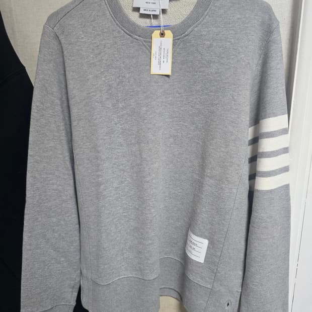 (새상품급/2)톰브라운 라이트 그레이 맨투맨 급처