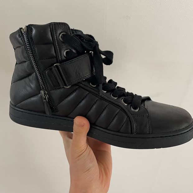 프라다 레더 하이탑