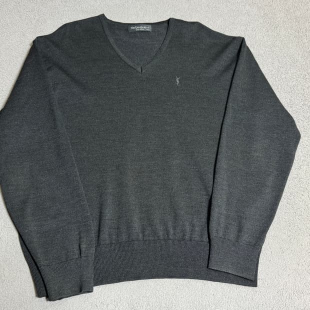 YSL 생로랑 차콜 그레이 V넥 울 니트