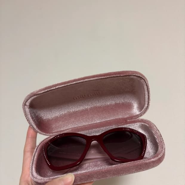Miu Miu 라인스톤 로고 선글라스