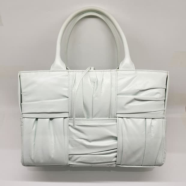 보테가베네타 아르코 레더 스몰 토트백 글레이셔