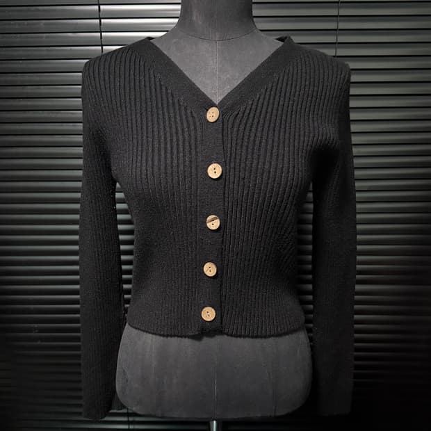 MINX&MOSS 블랙 스웨터 니트 크롭 가디건 나무 단추 M 95 골지