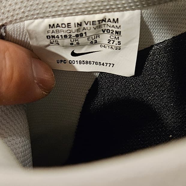 나이키 에어포스1 바이유 제품입니다.