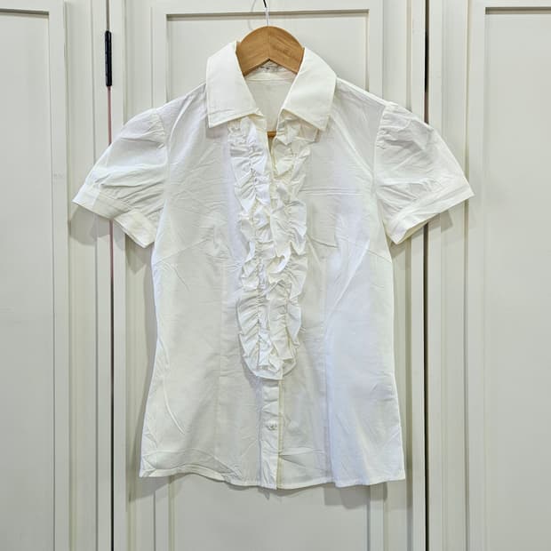 화이트 프릴 반팔 블라우스