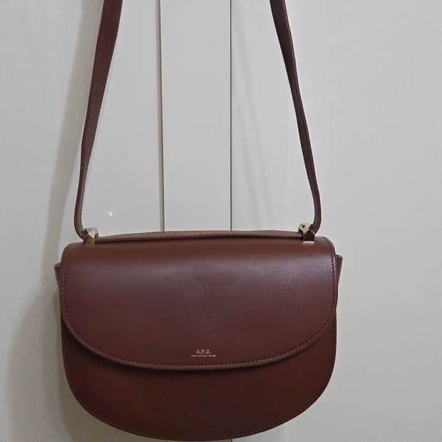 A.P.C 크로스백 