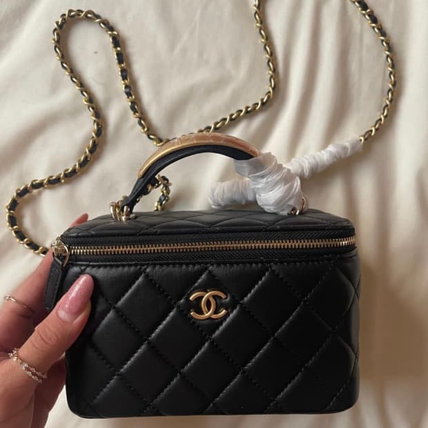 샤넬 뷰티 베니티 탑 핸들 크로스백 