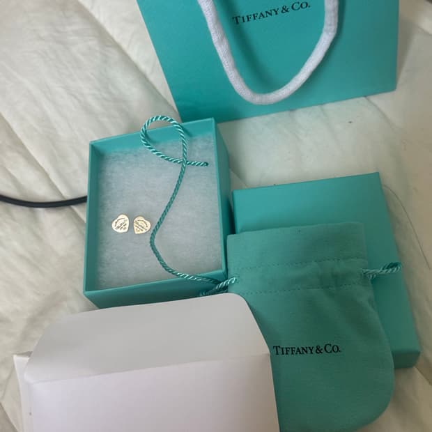정품 티파니앤코 귀걸이 팝니다.