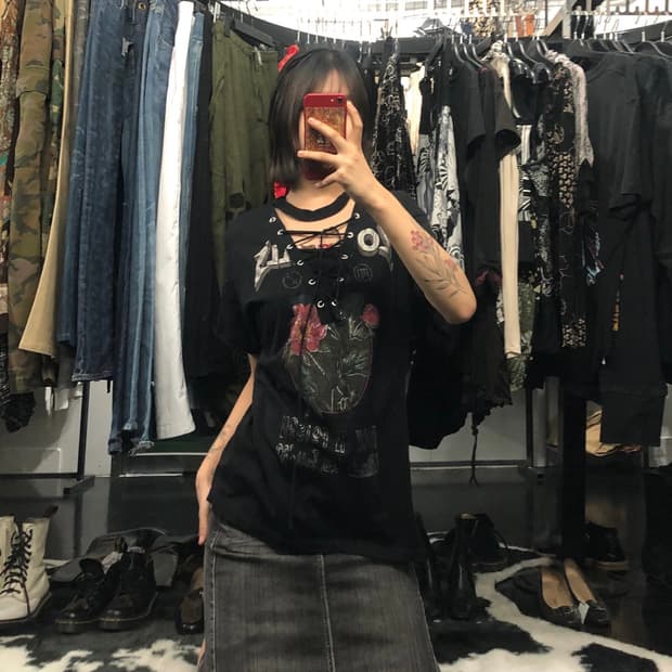 펑크 무드 아일렛 디테일 반팔