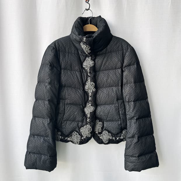 조르지오 아르마니 레이스 플라워 코르사쥬 숏 구스 다운 블랙 그레이 42