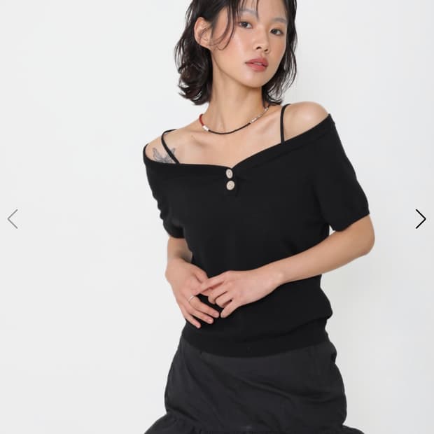 오운서 Black Crow Off-Shoulder Knit