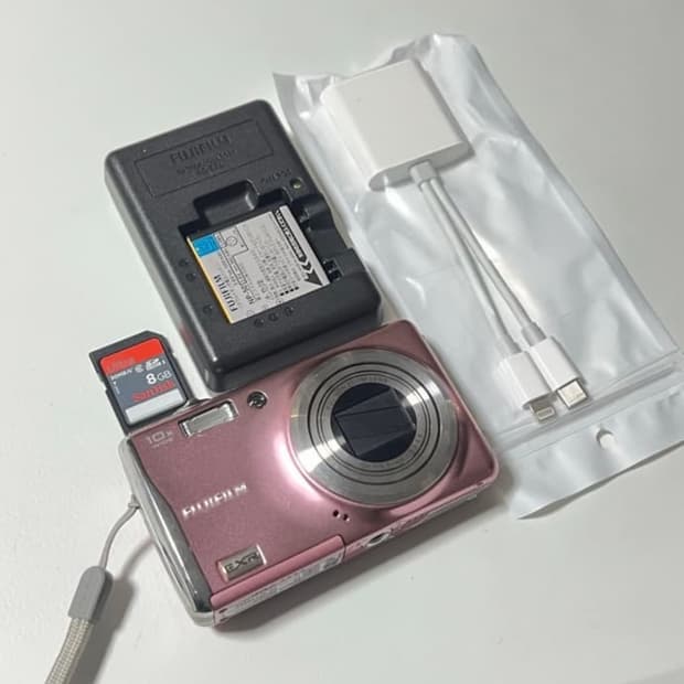 아일릿 원희 디카 디지털 카메라 빈티지 후지필름 F70EXR