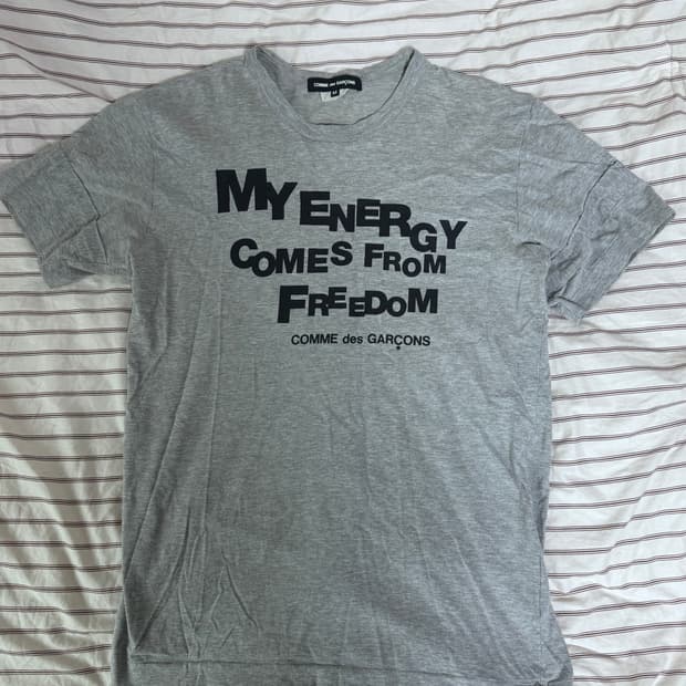 꼼데가르송 2009 자유로부터 오는 에너지 반팔 티셔츠