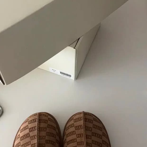 Kith 어그 슬레퍼