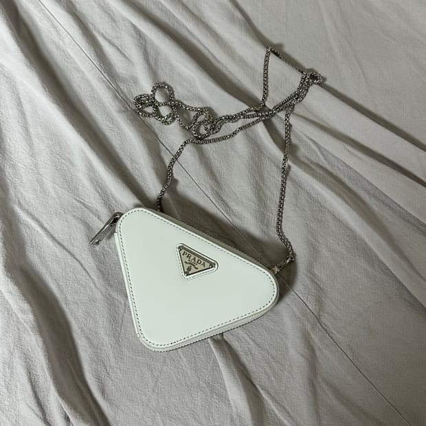 프라다 정품 100% 미니백 화이트 (5회 미만 사용)
