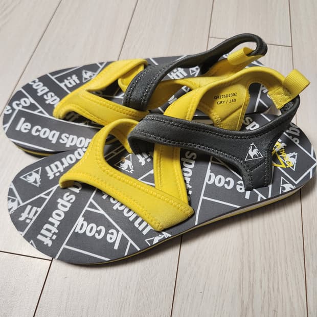 새상품) 르꼬끄 여성 샌들 사이즈240

한번도 안신었어요 240은 타이