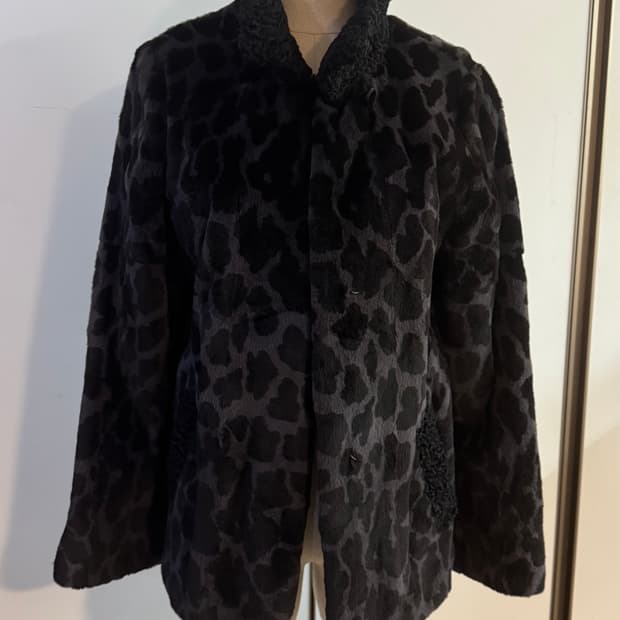 레오파드 무늬의 밍크 자켓입니다