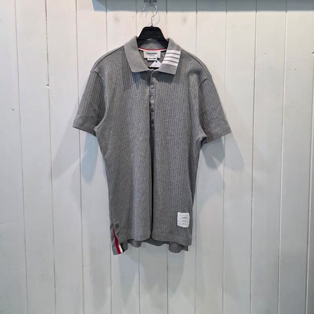 톰브라운 넥카라 반팔티 "THOM BROWNE"