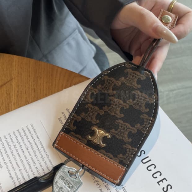 셀린느 트리옹페 키홀더 브라운