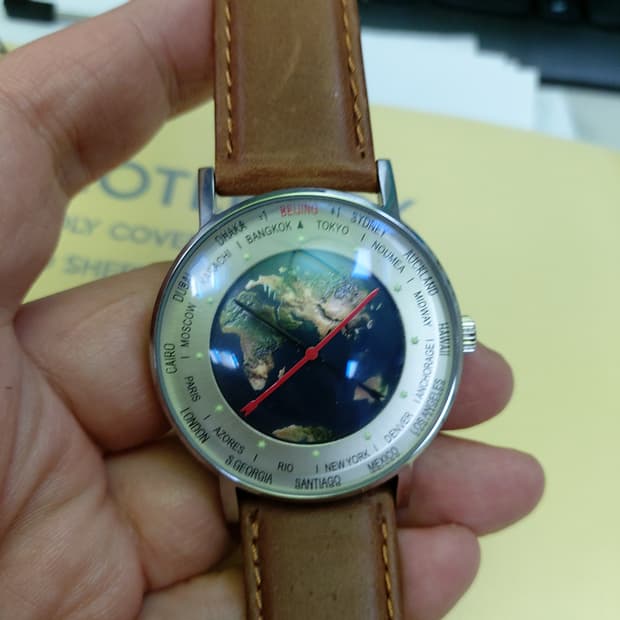 세계지도가 디자인된 남성 가죽 시계