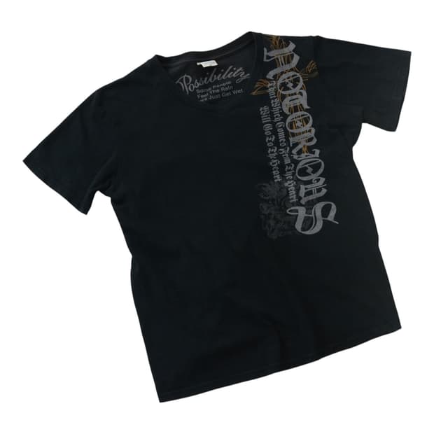 T-GRAPHICS 티그래픽스 블랙 빈티지 고딕 폰트 브이넥 반팔 티셔츠